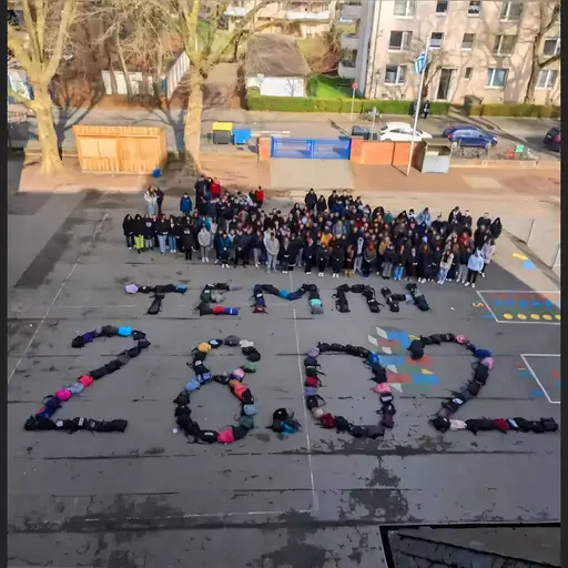 Τα λιγοστά παιδάκια του Ελληνικού σχολείου στο Ντίσελντορφ σχημάτισαν με τα σακίδιά τους το «ΤΕΜΠΗ 28.02». Τα λόγια περιττεύουν